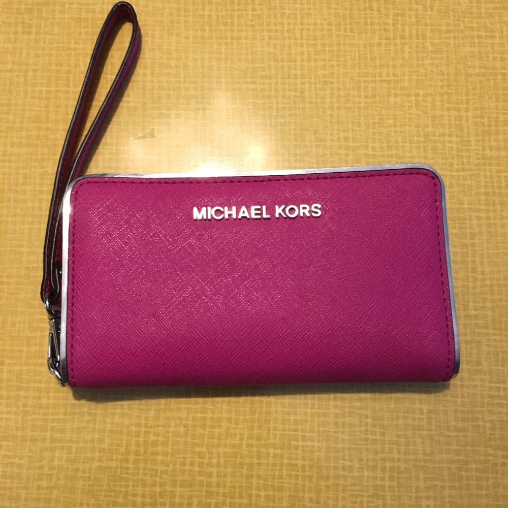 Michael Kors Wristlet 💅🏻